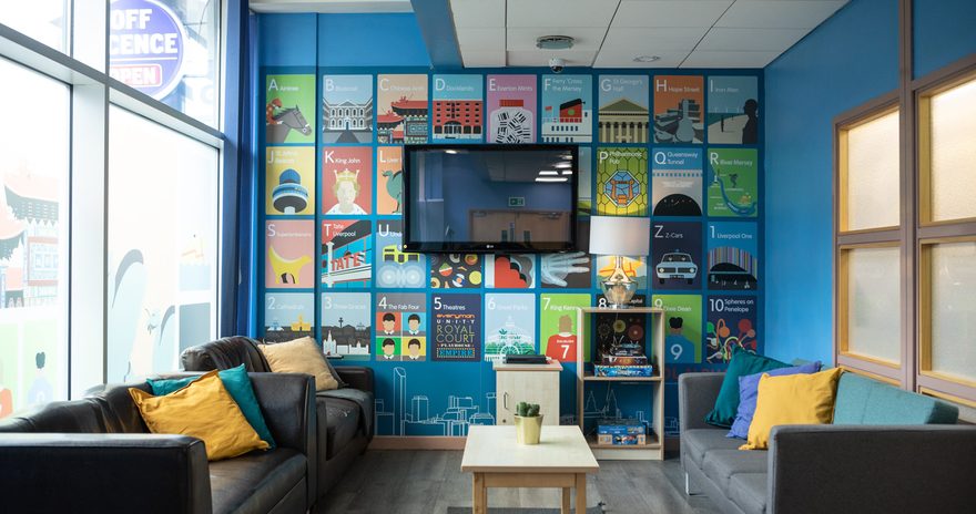 Social lounge featuring two sofas, a table coffee and a TV in the Albert Court residence